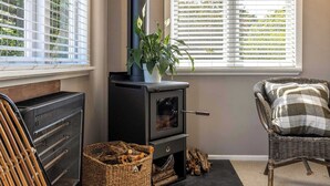 Interior - Totara Cottage - Our Island (Waiheke Island)