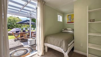 3 bedrooms, iron/ironing board, WiFi, bed sheets