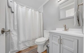 Haartrockner, Handtücher, Seife, Toilettenpapier