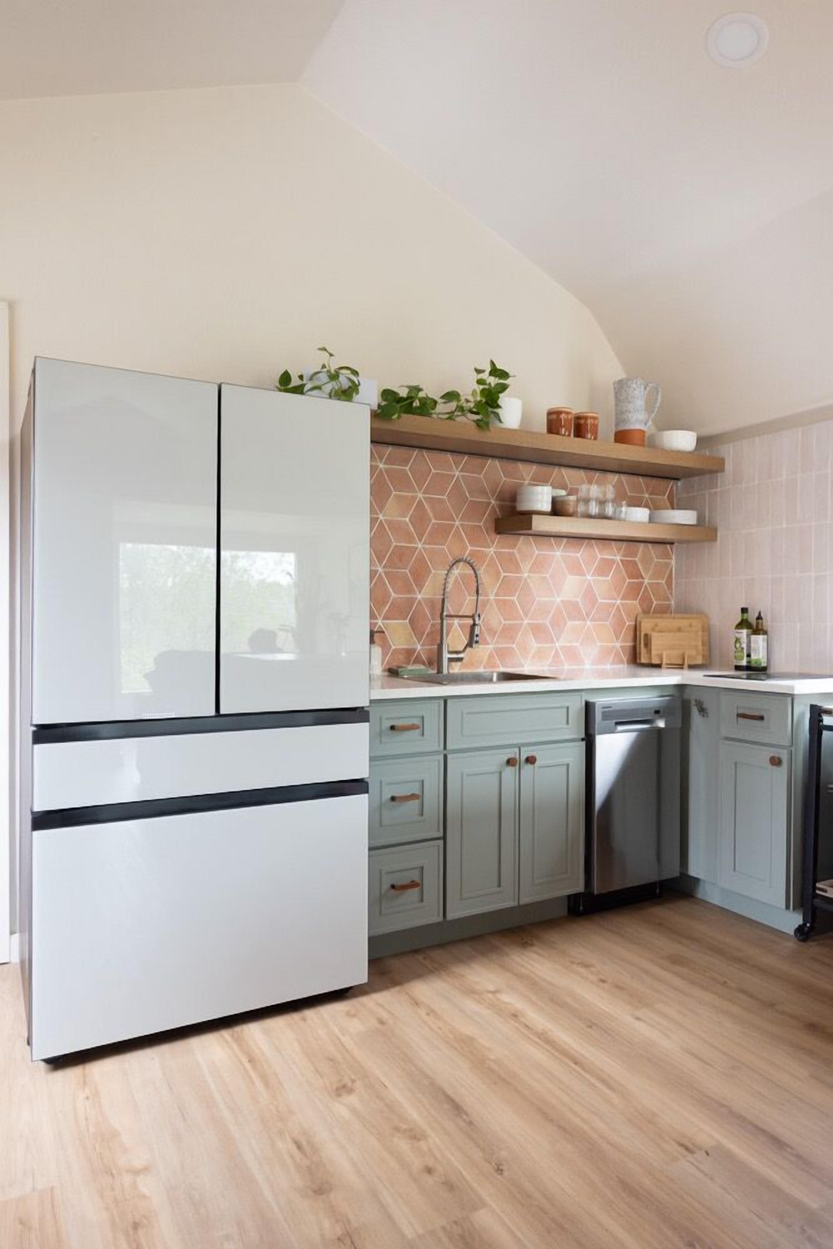 Jääkaappi, mikroaaltouuni, liesi, astianpesukone