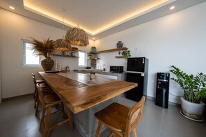 Refrigerador, microondas, parrilla de estufa y cafetera y tetera 