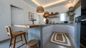 Kylskåp, mikrovågsugn, spishäll och kaffe- och tebryggare