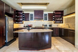 Jääkaappi, syöttötuoli, keittoastiat/astiat/ruokailuvälineet