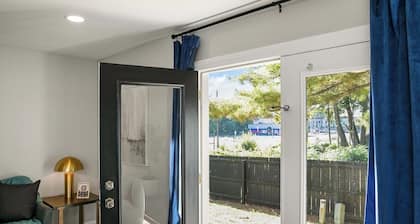 Gorgeous NEW 5-bedroom townhome with AC, WiFi in charming South Bend- walk to ND