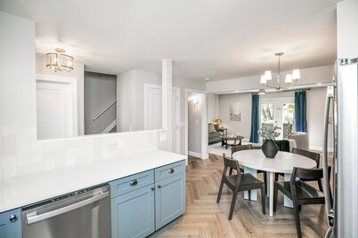 Gorgeous NEW 5-bedroom townhome with AC, WiFi in charming South Bend- walk to ND