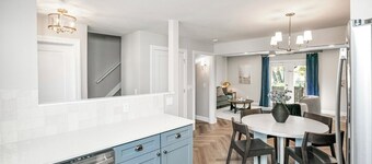 Gorgeous NEW 5-bedroom townhome with AC, WiFi in charming South Bend- walk to ND