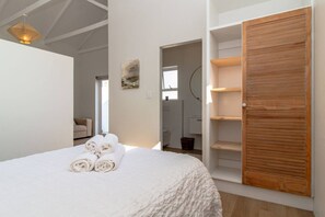 4 bedrooms, desk, iron/ironing board, free WiFi