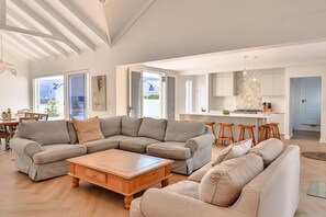 Smart TV - Haven at Drake's Cove | Secure family home | pool (Hermanus)