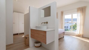 4 bedrooms, desk, iron/ironing board, free WiFi