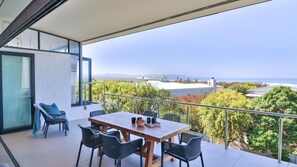Outdoor dining - Palmwag | Your oasis | Ocean & Mountain Views (Hermanus)