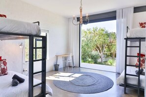 4 bedrooms, desk, iron/ironing board, free WiFi
