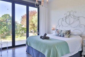 4 bedrooms, desk, iron/ironing board, free WiFi