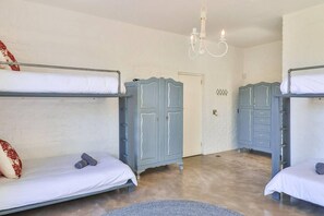 4 slaapkamers, een bureau, een strijkplank/strijkijzer, gratis wifi