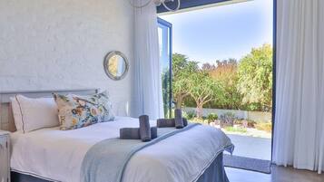 4 bedrooms, desk, iron/ironing board, WiFi (free)