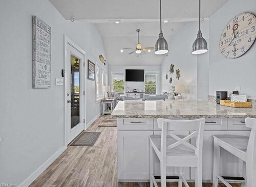 Welcome to the Cool Change Beach Cottage, Canal front 4x4 area of Carova Beach.