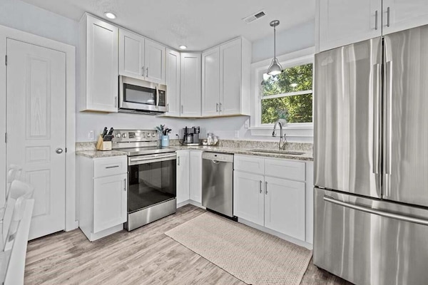 Een koelkast, een magnetron, een oven, een kookplaat