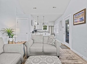 Smart-TV, DVD-spiller, bøker og filmbibliotek