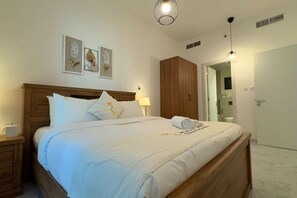 1 bedroom, iron/ironing board, travel cot, WiFi - Charming Oasis: 1BR Comfort for Up to 3 Guests (Abu Dhabi)