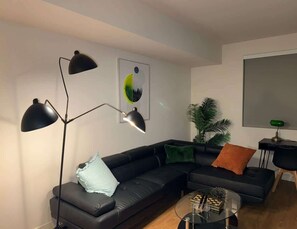 TV, offices - Charming Glendale Apartment – 2BR/2BA, 4 Beds (Glendale)