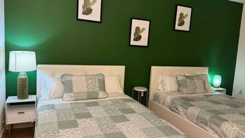 2 slaapkamers, een strijkplank/strijkijzer, wifi, beddengoed