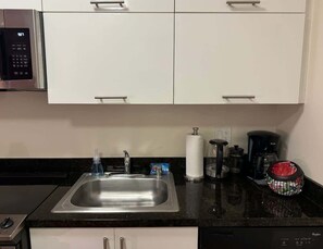 Frigorífico, microondas, horno y placa de cocina