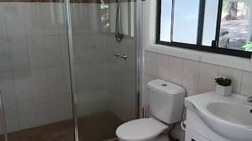 Asciugacapelli, asciugamani, sapone, shampoo