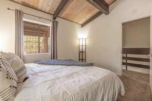 3 chambres, fer et planche à repasser, Wi-Fi, draps fournis