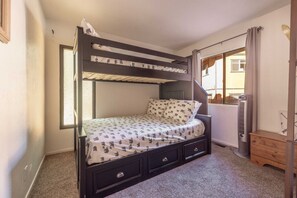 3 عدّة غرف نوم ومكواة/لوح كي وواي فاي وملاءات أسرّة