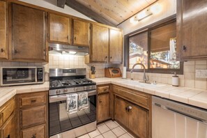 ثلاجة، ميكروويف، فرن، موقد طهي مسطح