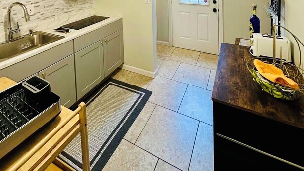 Microwave, stovetop - Clean, modern and cozy studio close from Intel and Amazon (Portland)