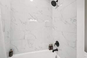 Douche, sèche-cheveux, serviettes fournies, savon