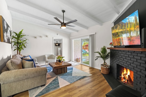 Smart TV, fireplace