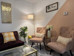 Living area - 1Bed/1Bath Private Apartment in Houston Heights minutes from Downtown (Houston)