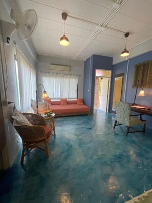 Individually decorated, individually furnished, desk, laptop workspace - Golden Mango House (Sam Roi Yot)