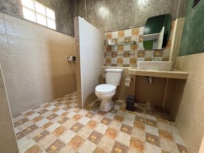 ファミリー ルーム 1 ベッドルーム ガーデンビュー | バスルーム | シャワー、タオル、トイレットペーパー