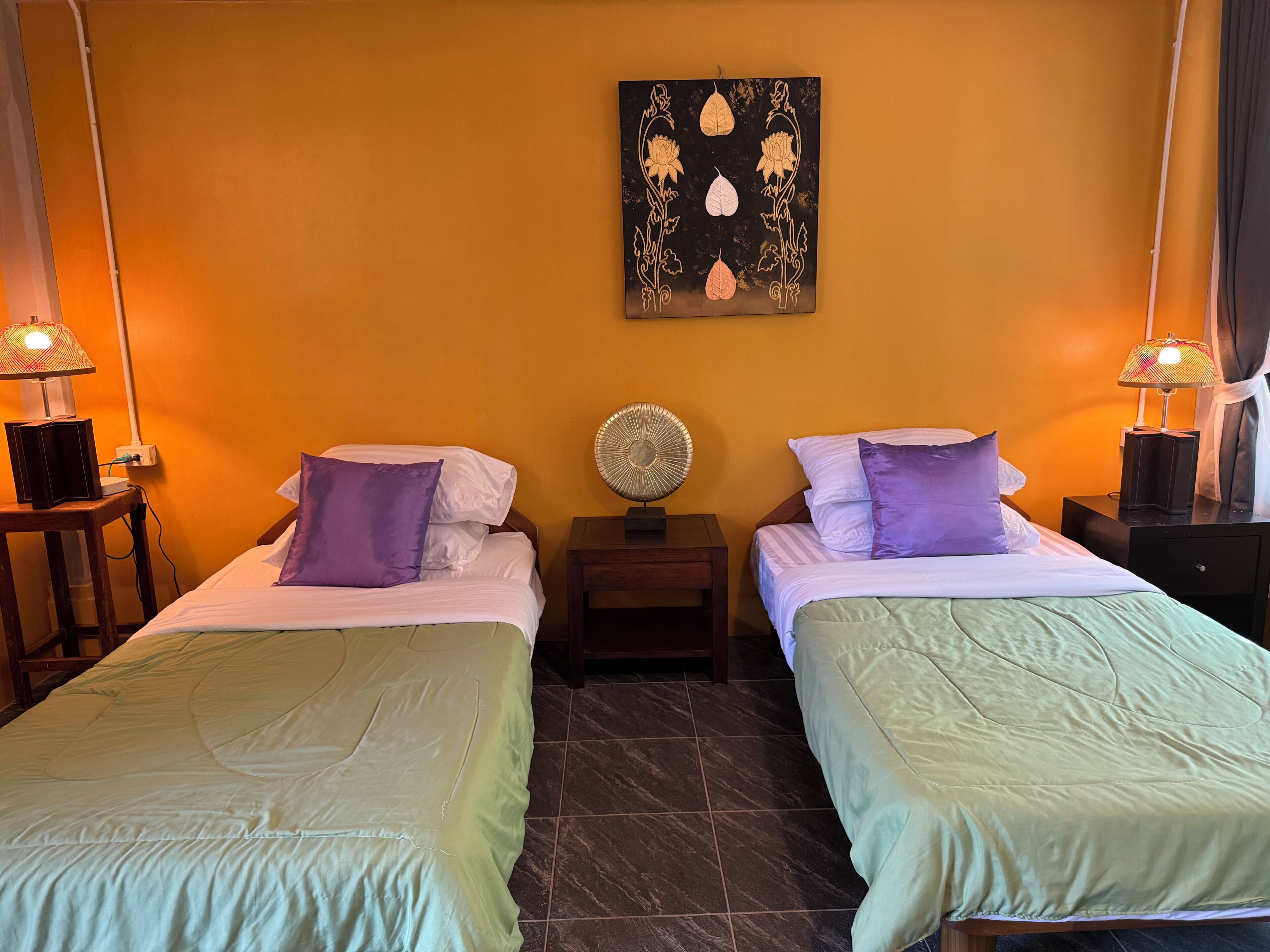 スタンダード ツインルーム | 客室ごとに異なる装飾、客室ごとに異なるインテリア、デスク、ノートパソコン用作業スペース