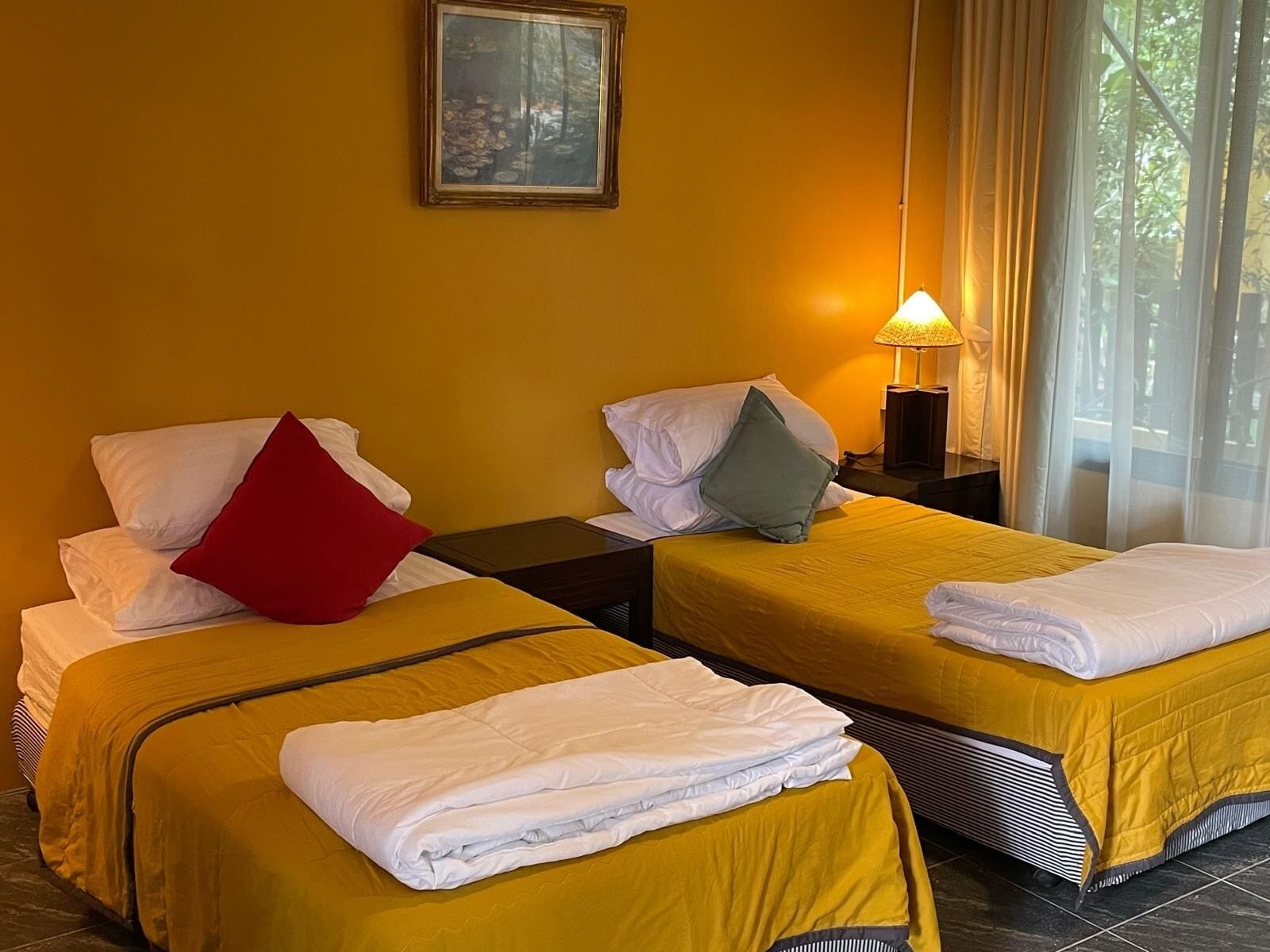 客室ごとに異なる装飾、客室ごとに異なるインテリア、デスク、ノートパソコン用作業スペース