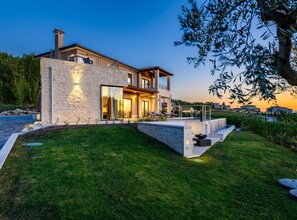 Villa | Zwembad | Een binnenzwembad, een buitenzwembad