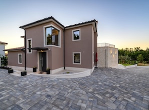 Villa | Exterior