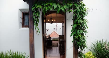 Colonial family getaway in Antigua Guatemala - Quiet & Beautiful vacation home
