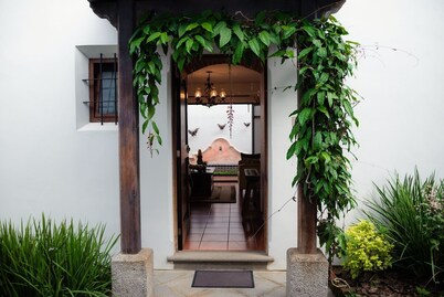 Colonial family getaway in Antigua Guatemala - Quiet & Beautiful vacation home