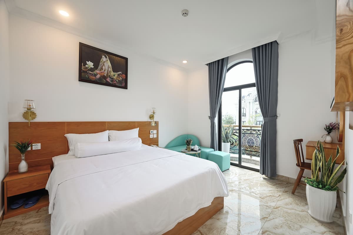Superior Double Room | Minibar, individually decorated, individually furnished, desk