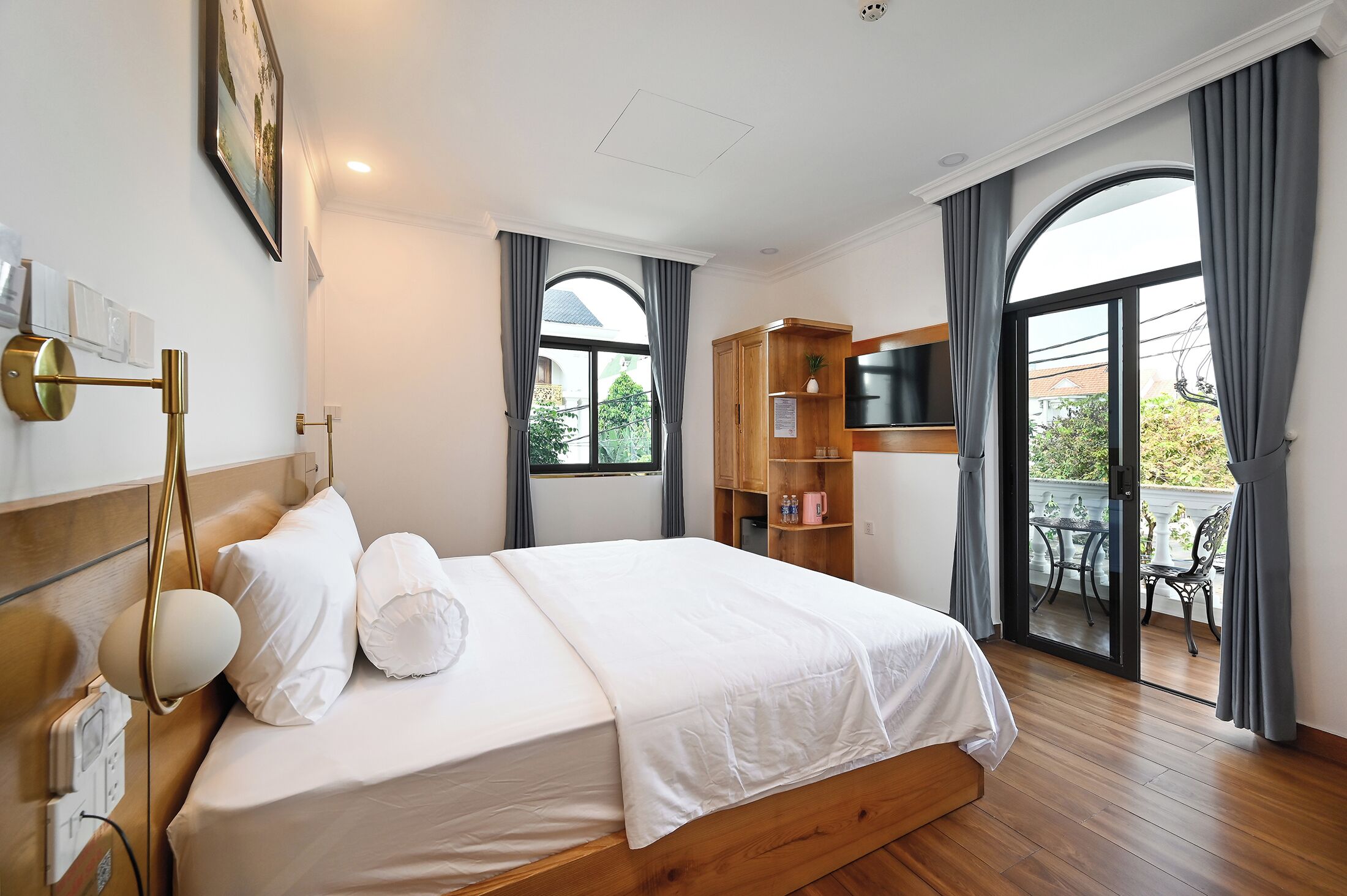 Junior szoba kétszemélyes ággyal, erkély, kilátással a városra | Minibár, egyedi dekoráció, egyedi berendezés és íróasztal