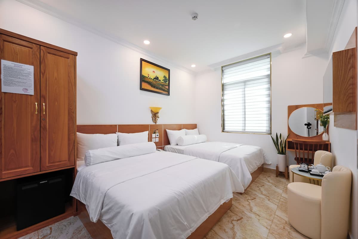 Deluxe Quadruple Room, Bathtub | Minibar, individually decorated, individually furnished, desk