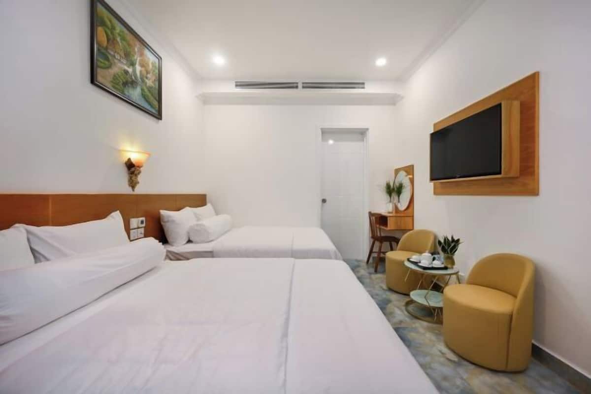 Minibar, una scrivania, postazione laptop, ferro/asse da stiro