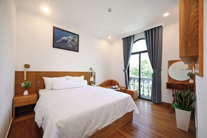 Minibar, individually decorated, individually furnished, desk - Ly Ly Hotel 2 (Ho Chi Minh City)
