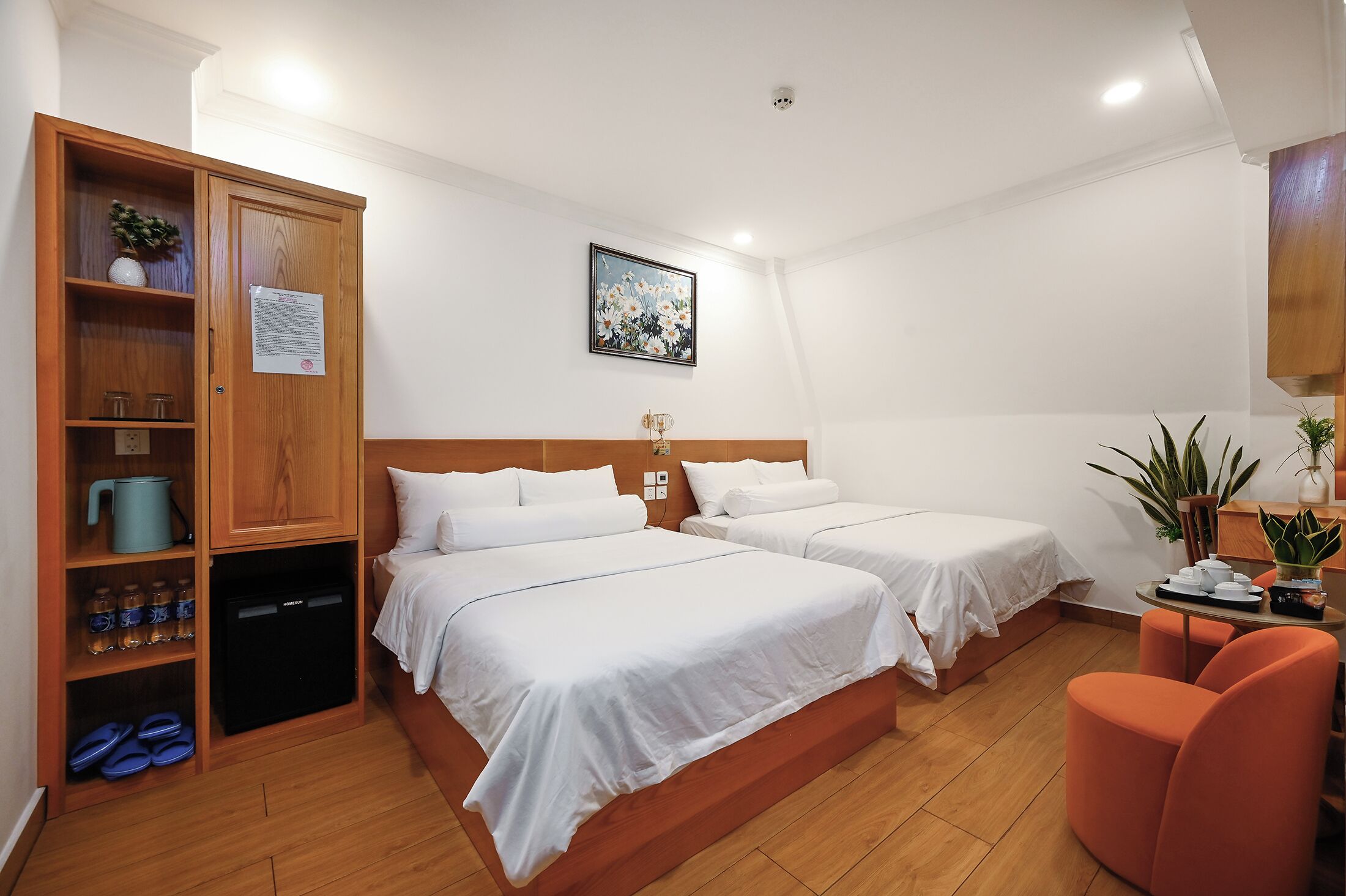 Superior négyágyas szoba, ablakok nélkül | Minibár, egyedi dekoráció, egyedi berendezés és íróasztal