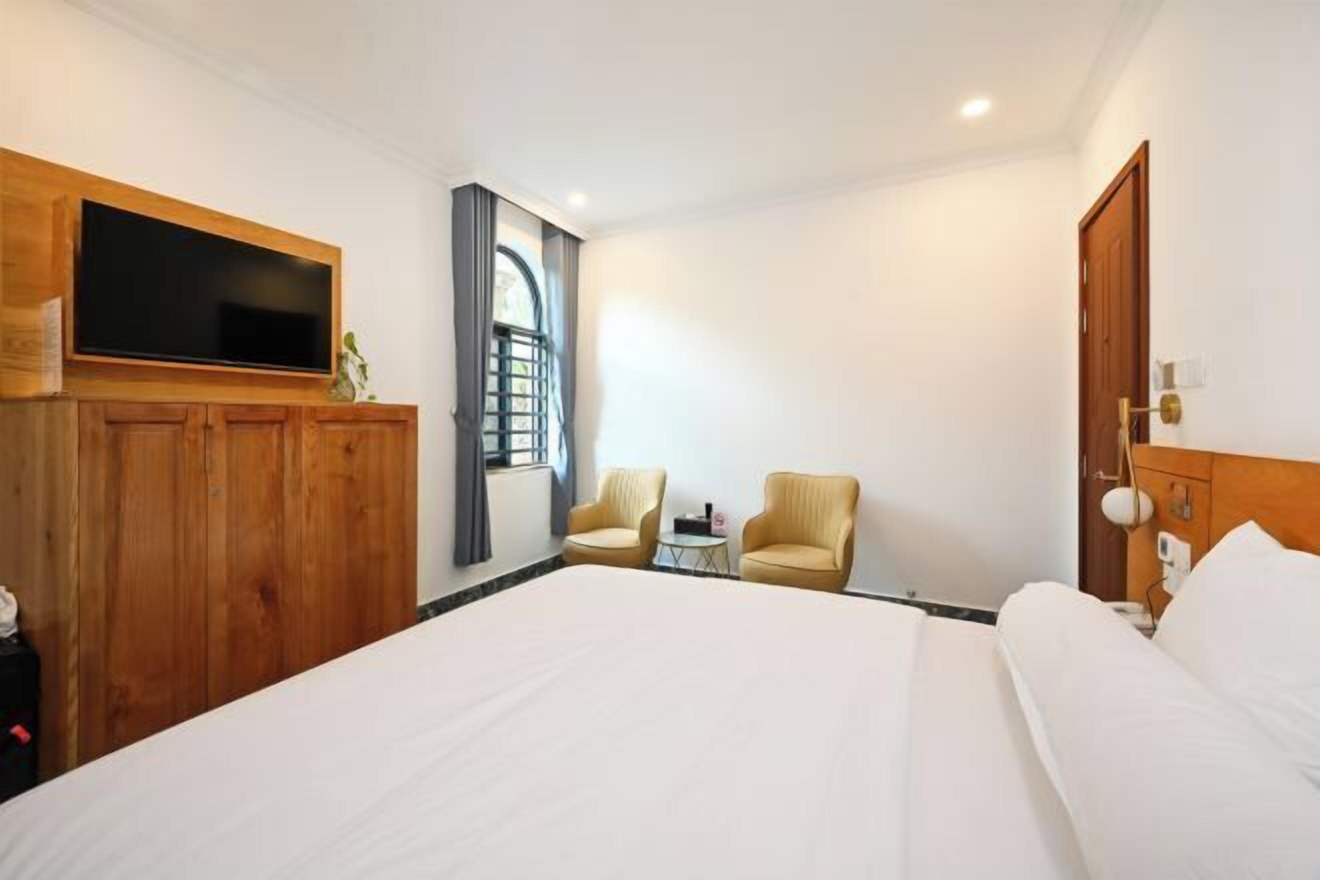 Minibar, decoración personalizada, muebles diferentes y escritorio 