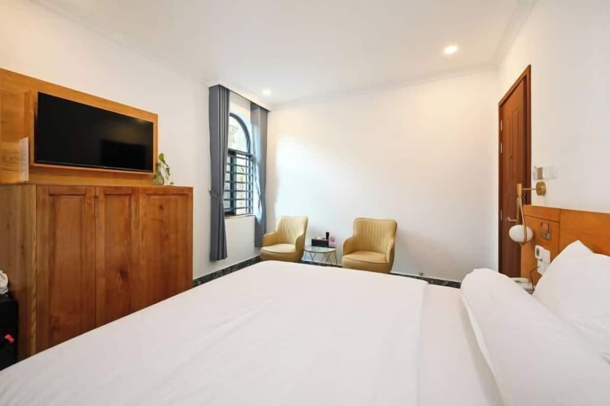 Minibar, decoración personalizada, muebles diferentes y escritorio