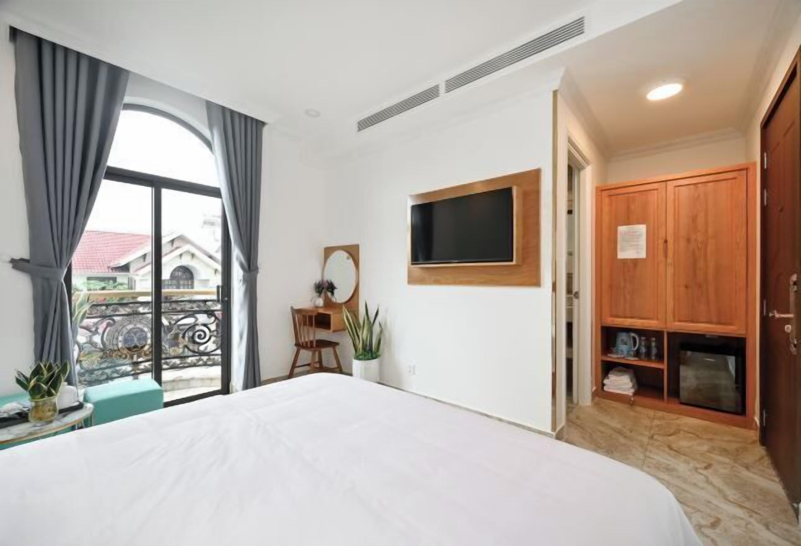 Minibár, egyedi dekoráció, egyedi berendezés és íróasztal